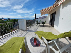 Bild: Sonnige FeWo in MALINSKA im Obergeschoss,WiFi,Terrasse mit Meerblick