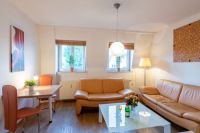 Wohnbereich mit gemütlicher Sofaecke und extra Tisch - Bild 2: Ferienwohnung im Herzen von Dresden - Apartment 3