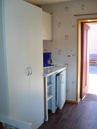 Lotte - Küchenzeile, Schrank und Eingang (neu renoviert 2011) - Bild 17: Ferienwohnung im Bungalow direkt an den Boddenwiesen 350 m Ostsee