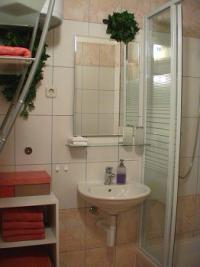 Apartment 2 Bad mit Dusche, WC, Fön, Handtücher, Seifenspender - Bild 17: Kokomo - moderne, vollausgestattete Ferienwohnung Insel Vir