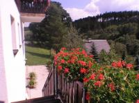 Blick vom Balkon auf die Terrasse - Südseite. - Bild 2: Ferienwohnung Miriquidi Perle - Mittleres Erzgebirge *****
