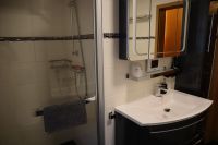 Im Bad befindet sich außerdem eine begehbare Dusche - Bild 14: Ferienwohnung Fischer „Am Greifenbachstauweiher“