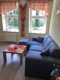 Eckcouch mit Couchtisch und freien Blick in den Garten - Bild 2: Ferienwohnung Fischer „Am Greifenbachstauweiher“