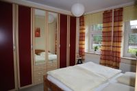 mehrtüriger Kleiderschrank mit zusätzlichen Schubladen im großen Schlafzimmer, welcher viel Stauraum bietet - Bild 8: Ferienwohnung Fischer „Am Greifenbachstauweiher“